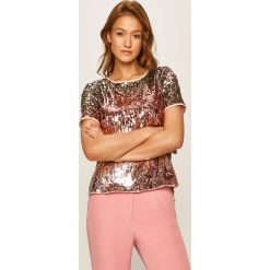 Guess Jeans - T-shirt. Różowe bluzki damskie Guess Jeans, s, z aplikacjami, z poliesteru, casualowe, z okrągłym kołnierzem, z krótkim rękawem. W wyprzedaży za 289,90 zł.