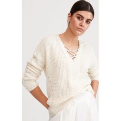 Sweter z ozdobym splotem -. Swetry damskie Reserved, s, z aplikacjami, ze splotem, bez rękawów, bez kaptura. Za 79,99 zł.