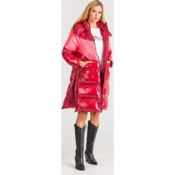 PŁASZCZ TWINSET. Czerwone kurtki damskie Twinset, z aplikacjami, z materiału. Za 971,40 zł.