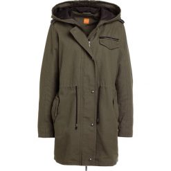 BOSS CASUAL OCELIA Parka beige/khaki. Brązowe płaszcze damskie BOSS Casual, bez wzorów, z bawełny, bez kaptura. W wyprzedaży za 1032,85 zł.