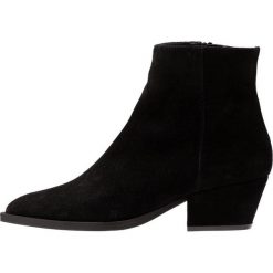 Paco Gil ADELE Ankle boot black. Czarne botki damskie marki Paco Gil, ze skóry, bez obcasa, bez zapięcia. Za 1009,00 zł.