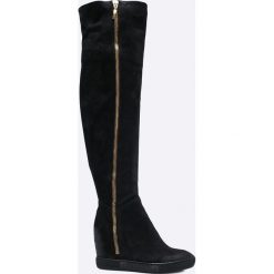 Carinii - Kozaki by Maja Sablewska. Czarne buty zimowe damskie marki Carinii, z materiału, z okrągłym noskiem, na koturnie. W wyprzedaży za 399,90 zł.