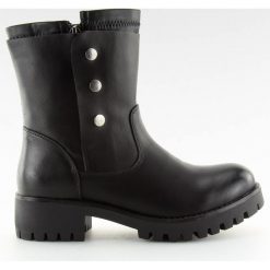 Botki glany czarne A89801 BLACK. Czarne botki damskie obuwie damskie, ze skóry ekologicznej, rockowe, przed kolano, na wysokim obcasie, bez zapięcia. Za 98,90 zł.
