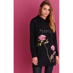 Bluza damska z aplikacją. Czarne bluzy damskie Top Secret, na wiosnę, z aplikacjami, z długim rękawem, długie, bez kaptura. W wyprzedaży za 59,99 zł.
