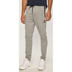 Hummel - Spodnie. Czarne spodnie męskie Hummel, s, z nadrukiem, z elastanu, sportowe. W wyprzedaży za 219,90 zł.
