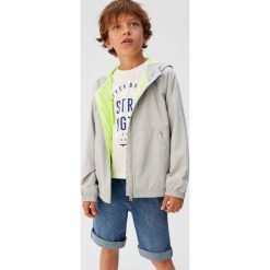 Mango Kids - Kurtka Novo. Szare kurtki chłopięce Mango Kids, bez wzorów, z poliesteru, krótkie, z kapturem. W wyprzedaży za 69,90 zł.