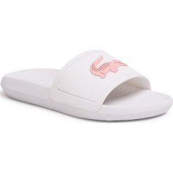 Klapki LACOSTE - Croco Slide 119 3 Cfa 7-37CFA00051Y9 Wht/Lt Pnk. Białe klapki damskie Lacoste, bez wzorów, z tworzywa sztucznego, bez obcasa. Za 169,00 zł.