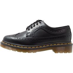 Dr. Martens 3989 WINGCAP BROGUE Oksfordki black. Czarne jazzówki damskie Dr. Martens, bez wzorów, ze skóry, bez obcasa, na sznurówki. Za 619,00 zł.