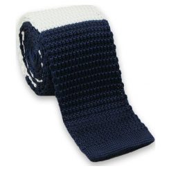 Dziergany Krawat Męski KNIT w Grube Pasy - Chattier, Granatowo-Biały KRCH0980. Niebieskie krawaty męskie Chattier, w paski, z jeansu, sportowe. Za 44,00 zł.