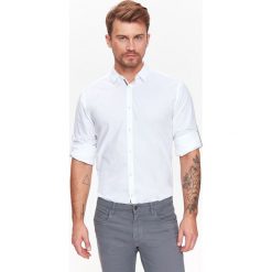 KOSZULA MĘSKA GŁADKA O REGULARNYM KROJU Z WYWIJANYMI RĘKAWAMI. Szare koszule męskie Top Secret, na jesień, m. Za 39,99 zł.