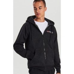 Rozpinana bluza z kapturem - Czarny. Czarne bluzy męskie Cropp, s, bez wzorów, z kapturem, bez rękawów, z kapturem. W wyprzedaży za 59,99 zł.