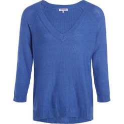 Swetry klasyczne damskie: Sweter w kolorze niebieskim