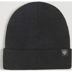 Czapka beanie z naszywką - Czarny. Czarne czapki damskie Sinsay, z aplikacjami. Za 24,99 zł.