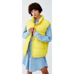 Gładka sukienka koszulowa. Niebieskie sukienki damskie Pull&Bear, bez wzorów, z jeansu, z koszulowym kołnierzykiem, bez rękawów, koszulowe. Za 89,90 zł.