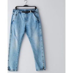 Jeansowe joggery z paskiem -. Spodnie męskie Cropp, bez wzorów, z jeansu. Za 129,99 zł.
