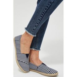 Espadryle w paski. Żółte espadryle damskie Moodo, w paski, z bawełny, bez obcasa. Za 29,99 zł.