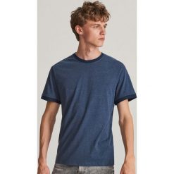 T-shirt z kontrastowym brzegiem - Granatowy. Niebieskie t-shirty męskie Reserved, xs, bez wzorów, z kontrastowym kołnierzykiem. Za 29,99 zł.
