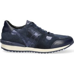 Sneakersy granatowe moro. Niebieskie trampki i tenisówki damskie Arturo Vicci, z nadrukiem, ze skóry, na sznurówki. Za 149,50 zł.