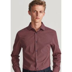Koszula regular fit z drobnym wzorem - Granatowy. Niebieskie koszule męskie Reserved, s, bez wzorów, bez kołnierzyka, bez rękawów. Za 99,99 zł.