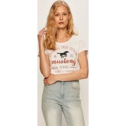 Mustang - T-shirt. Białe bluzki damskie Mustang, s, z nadrukiem, z bawełny, casualowe, z okrągłym kołnierzem. Za 69,90 zł.
