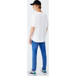 Jeansy slim comfort fit. Niebieskie jeansy męskie marki Pull&Bear. Za 89,90 zł.