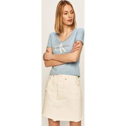Calvin Klein Jeans - Bluzka. Różowe bluzki damskie Calvin Klein Jeans, na co dzień, s, z nadrukiem, z poliesteru, z okrągłym kołnierzem, bez rękawów. W wyprzedaży za 129,90 zł.