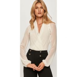 Marciano Guess - Bluzka. Białe bluzki damskie MARCIANO GUESS, z aplikacjami, z poliesteru, eleganckie, bez kołnierzyka, z długim rękawem. Za 549,90 zł.