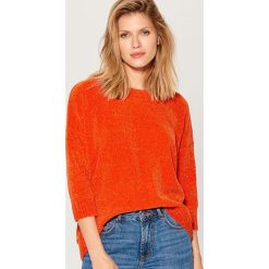 Szenilowy sweter z rękawami 3/4 - Pomarańczo. Pomarańczowe swetry klasyczne damskie marki Mohito, s. Za 89,99 zł.