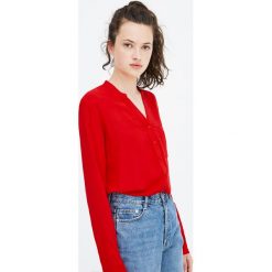 Koszula basic ze stójką. Czerwone koszule damskie marki Pull&Bear, bez wzorów, ze stójką, z długim rękawem. Za 59,90 zł.