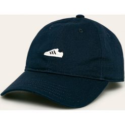 Adidas Originals - Czapka. Niebieskie czapki męskie adidas Originals, bez wzorów, z bawełny. W wyprzedaży za 89,90 zł.