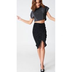 Hannalicious x NA-KD Plisowana spódnica ze sznurkiem - Black. Czarne spódniczki damskie marki Hannalicious x NA-KD, bez wzorów, z poliesteru, midi. W wyprzedaży za 40,18 zł.