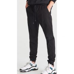 Spodnie jogger slim fit - Czarny. Czarne joggery męskie marki Reserved, m. Za 129,99 zł.