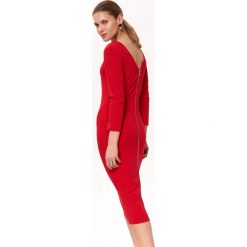 Dopasowana sukienka za kolano. Czerwone sukienki damskie Top Secret, bez wzorów, z dzianiny, eleganckie, z dekoltem w serek, bez rękawów, dopasowane. W wyprzedaży za 59,99 zł.