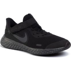Buty NIKE - Revolution 5 Flyese (Gs) CQ4649 001 Black/Black/Anthracite. Czarne buty sportowe damskie Nike, bez wzorów, z tworzywa sztucznego, sportowe, do biegania, nike revolution. W wyprzedaży za 169,00 zł.