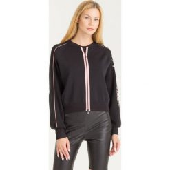 BLUZA EMPORIO ARMANI. Czarne bluzy damskie Emporio Armani, z haftami, z materiału, bez rękawów, bez kaptura. Za 725,40 zł.