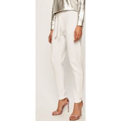 Trussardi Jeans - Spodnie. Białe legginsy damskie Trussardi Jeans, s, z nadrukiem, z bawełny. W wyprzedaży za 299,90 zł.