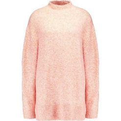 Swetry klasyczne damskie: Weekday BERRY Sweter coral