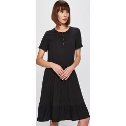 Calvin Klein Jeans - Sukienka. Czarne sukienki damskie Calvin Klein Jeans, na co dzień, s, bez wzorów, z wiskozy, casualowe, bez kołnierzyka, z krótkim rękawem, krótkie, mini, rozkloszowane. W wyprzedaży za 339,90 zł.