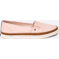 Tommy Hilfiger - Tenisówki. Różowe trampki i tenisówki damskie TOMMY HILFIGER, bez wzorów, z gumy, bez zapięcia. W wyprzedaży za 199,90 zł.