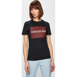 Calvin Klein Jeans - Top. Czarne bluzki damskie marki Calvin Klein Jeans, s, z nadrukiem, z bawełny, casualowe, z okrągłym kołnierzem, z krótkim rękawem. Za 179,90 zł.