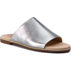 Klapki CLARKS - Bay Petal 261392944 Silver Metallic. Szare klapki damskie Clarks, bez wzorów, ze skóry, bez obcasa, na obcasie. W wyprzedaży za 199,00 zł.