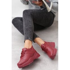 Bordowe Sneakersy Caieiras. Czerwone sneakersy damskie Born2be, z futra. Za 99,99 zł.
