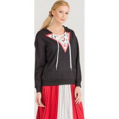 BLUZA TRIANGLE GUESS. Czarne bluzy damskie Guess, s, z nadrukiem, z materiału, bez rękawów, z kapturem. Za 369,00 zł.