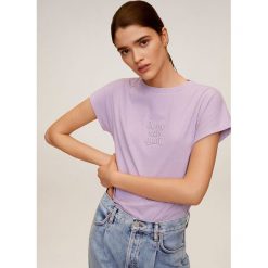 Mango - T-shirt Quoi. Fioletowe bluzki damskie Mango, s, z aplikacjami, z bawełny, casualowe, z okrągłym kołnierzem, z krótkim rękawem. Za 69,90 zł.