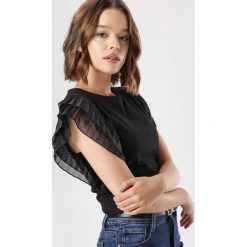 Czarna Bluzka Aglarodia. Czarne bluzki damskie Born2be, s, bez wzorów, bez kołnierzyka, bez rękawów. Za 79,99 zł.