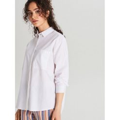 Biała koszula oversize - Biały. Białe koszule damskie Cropp, s, bez wzorów, bez kołnierzyka, bez rękawów. W wyprzedaży za 29,99 zł.