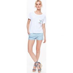 T-SHIRT KRÓTKI RĘKAW DAMSKI Z KIESZONKĄ W HAFT. Szare t-shirty damskie Top Secret, z haftami. Za 19,99 zł.
