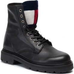 Trapery Tommy Jeans Padded Tongue Flatform Boot EN0EN00618. Czarne buty trekkingowe damskie Tommy Jeans, z jeansu, bez obcasa, bez zapięcia. W wyprzedaży za 419,00 zł.