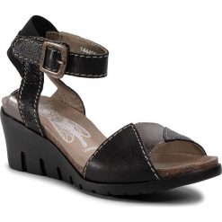 Sandały FLY LONDON - Imatfly P144455000 Black/Bronze. Pomarańczowe klapki damskie Fly London, bez wzorów, ze skóry, bez obcasa, na obcasie. Za 429,00 zł.