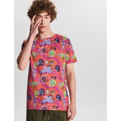 Koszulka Rick and Morty - Pomarańczowy. Pomarańczowe koszulki męskie Cropp, s, bez wzorów, bez kołnierzyka, bez rękawów. W wyprzedaży za 39,99 zł.